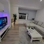Modern Flat Next To Westfield