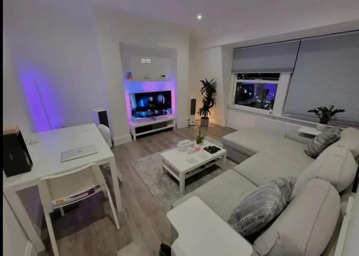 Modern Flat Next To Westfield