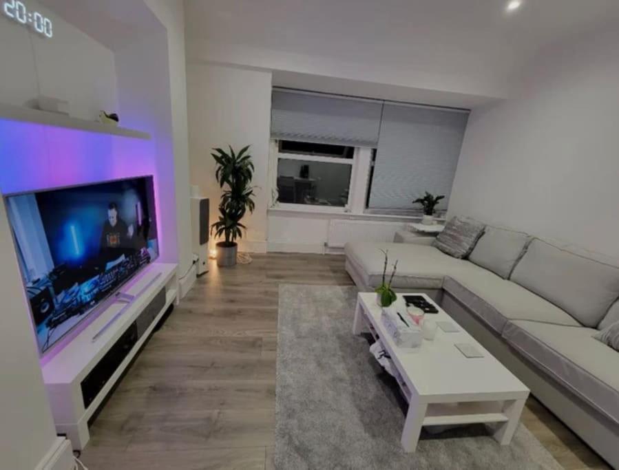 Modern Flat Next To Westfield