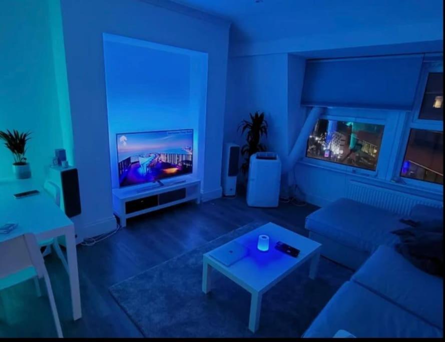 Modern Flat Next To Westfield Appartamento