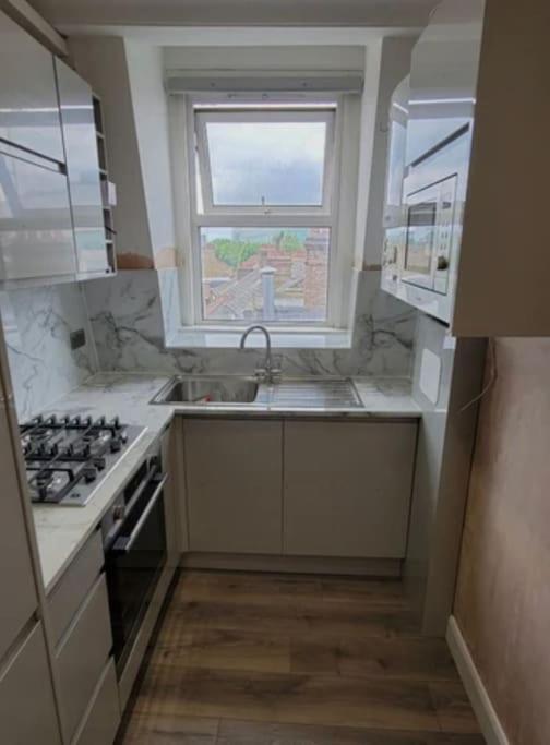 Appartamento Modern Flat Next To Westfield Londra