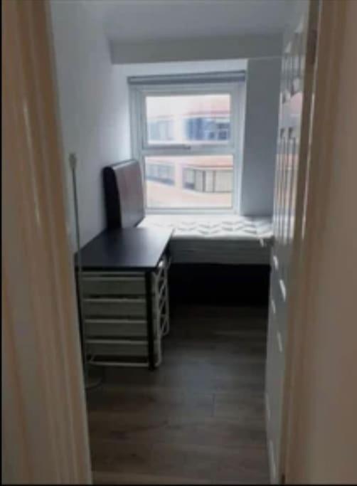 Modern Flat Next To Westfield