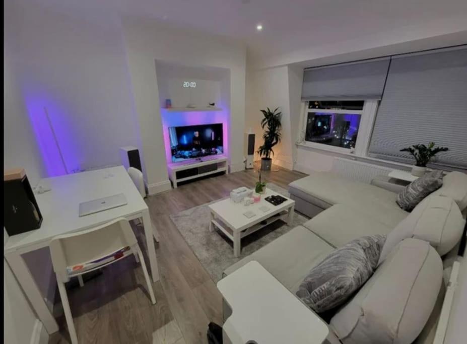 Appartamento Modern Flat Next To Westfield Londra